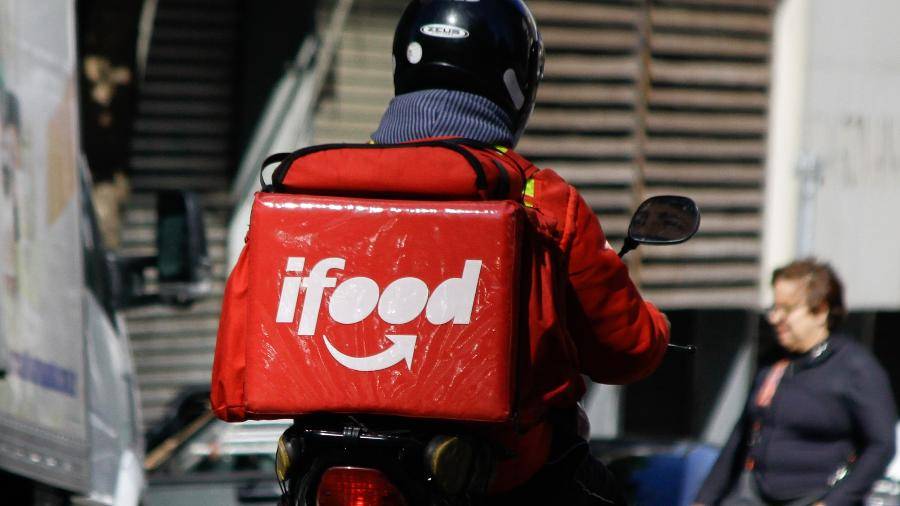 motociclista do ifood app de entrega de comida andando pela regiao central de sao paulo