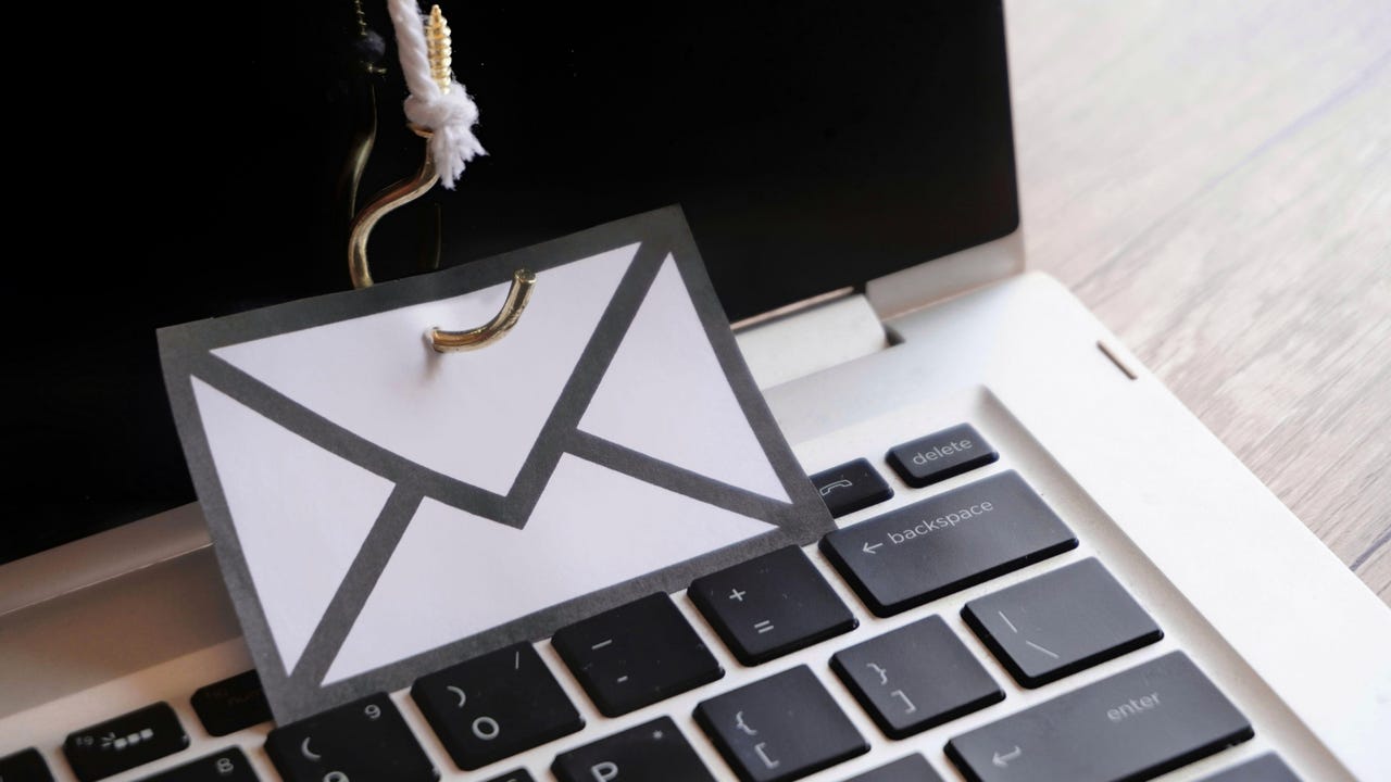 Hook Email Phishing Mohd Izzuan Roslan Alamy Ndky9P