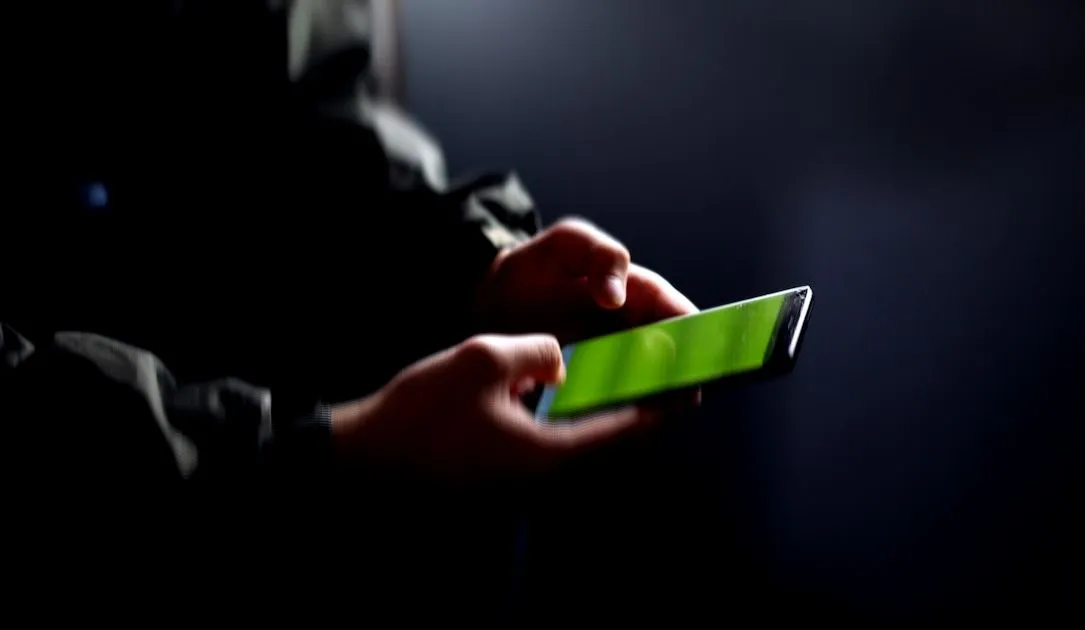Phone Alexander Grey Unsplash 3003B5Bb7D Yjvcwn