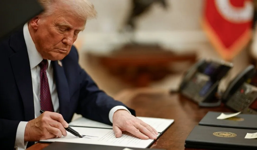 President Donald Trump Signing Executive Orders 04 1 1Cc79D652F O2Ecru